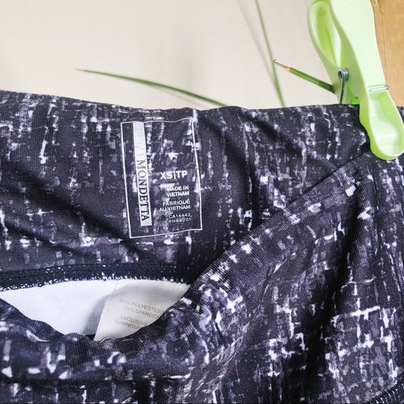 Patterned Athletic 3/4 Leggings - Picture 3 of 10